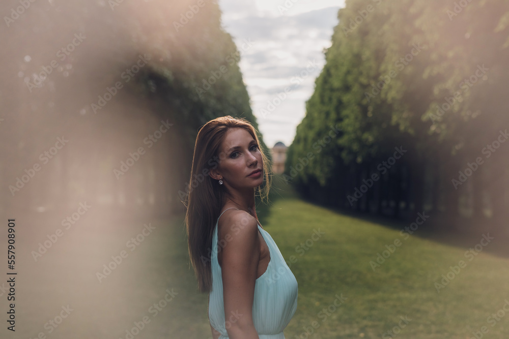 Elegante Schöne Junge Sportliche Frau im mint grünen Kleid im Park bei Berlin Elegante Schöne Junge Sportliche Frau im mint grünen Kleid im Park bei Berlin