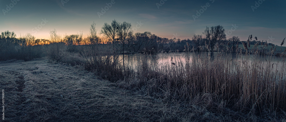 Fototapeta premium Winter sunrise on river