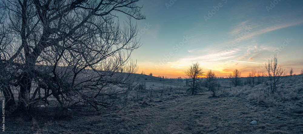 Naklejka premium Winter sunrise on river