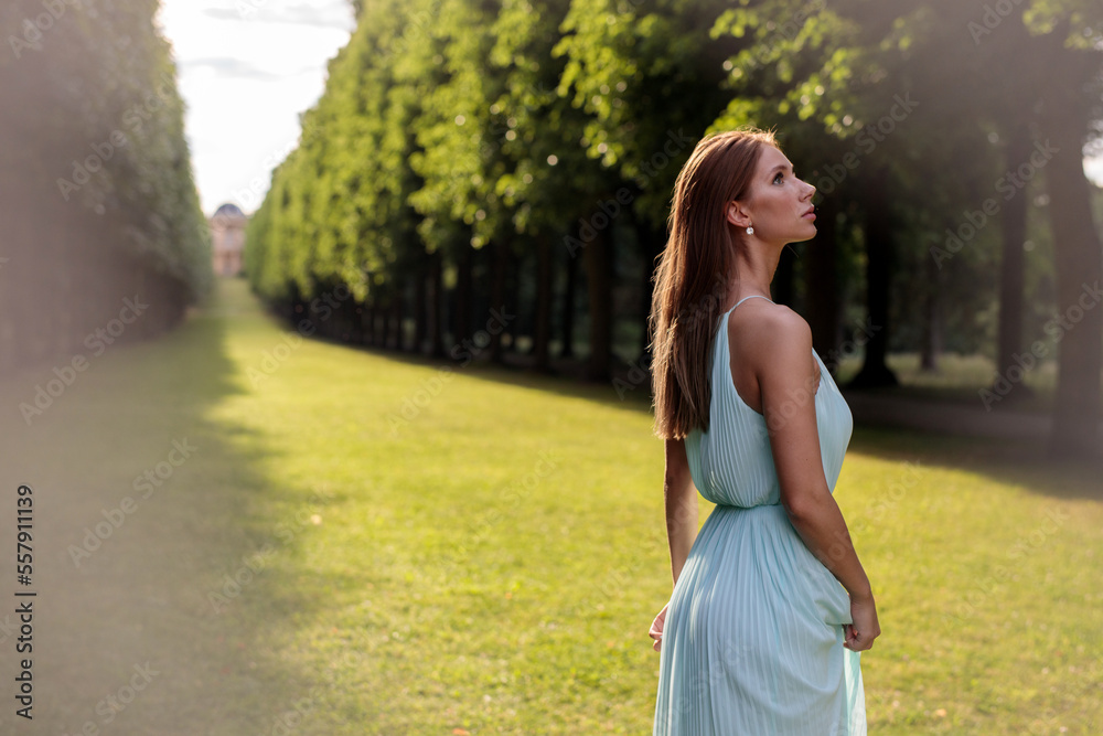 Elegante Schöne Junge Sportliche Frau im mint grünen Kleid im Park bei Berlin Elegante Schöne Junge Sportliche Frau im mint grünen Kleid im Park bei Berlin