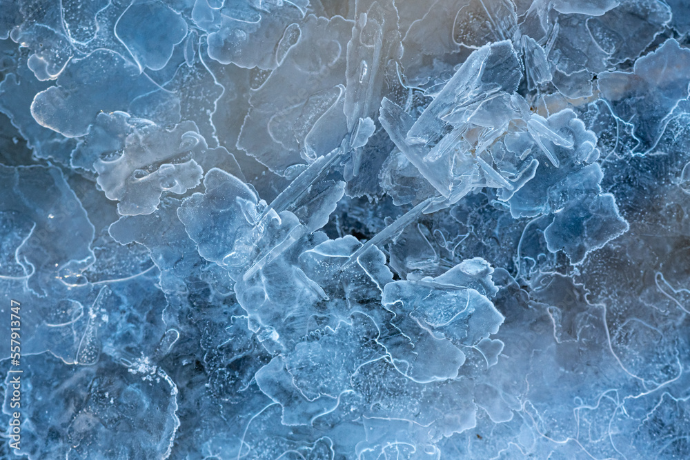 Obraz premium ice crystals on the river shot large