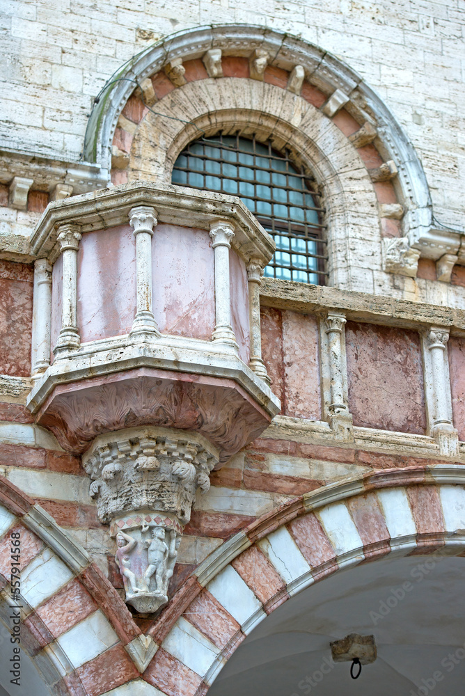 Pulpito esterno alla facciata di Palazzo dei Priori, in Piazza IV Novembre a Perugia