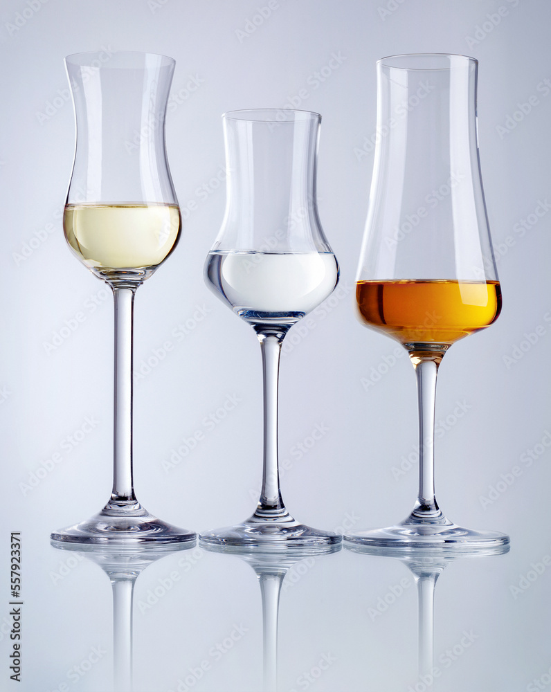 diverse Trinkgläser gefüllt mit Grappa diverse Trinkgläser gefüllt mit Grappa