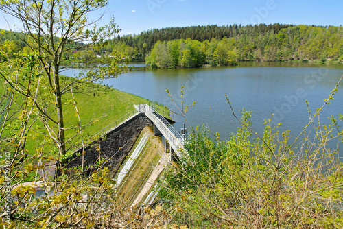 Aumatalsperre im Vogtland mit Staumauer im Frühling - the Auma dam in the Vogtland with dam wall in spring