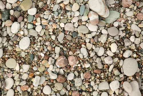 Boden-Textur: Kiesstrand mit abgeschliffenen, runden Steinen photo