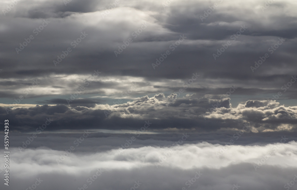 Dramatische Wolkenformation am Himmel, aus einem Flugzeug fotografiert