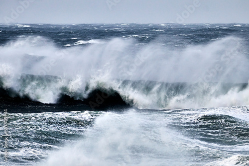 Fototapeta Naklejka Na Ścianę i Meble -  waves breaking on the rocks