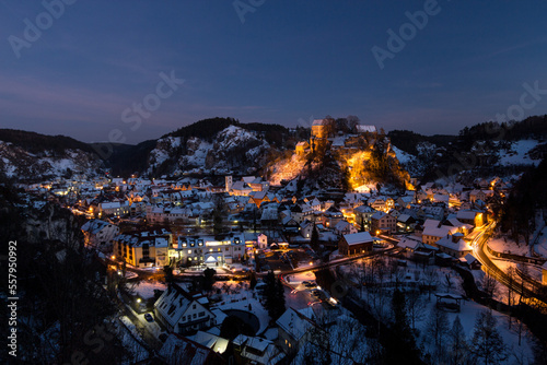 Pottenstein und die Burg in Franken im Winter zur Blauen Stunde. © hannesheigl