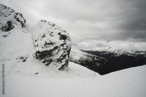 Widok na Tatry Polskie i Słowackie. Zimowe warunki pogodowe. Ferie zimowe w polskich górach. Mróz w Polsce. Europa