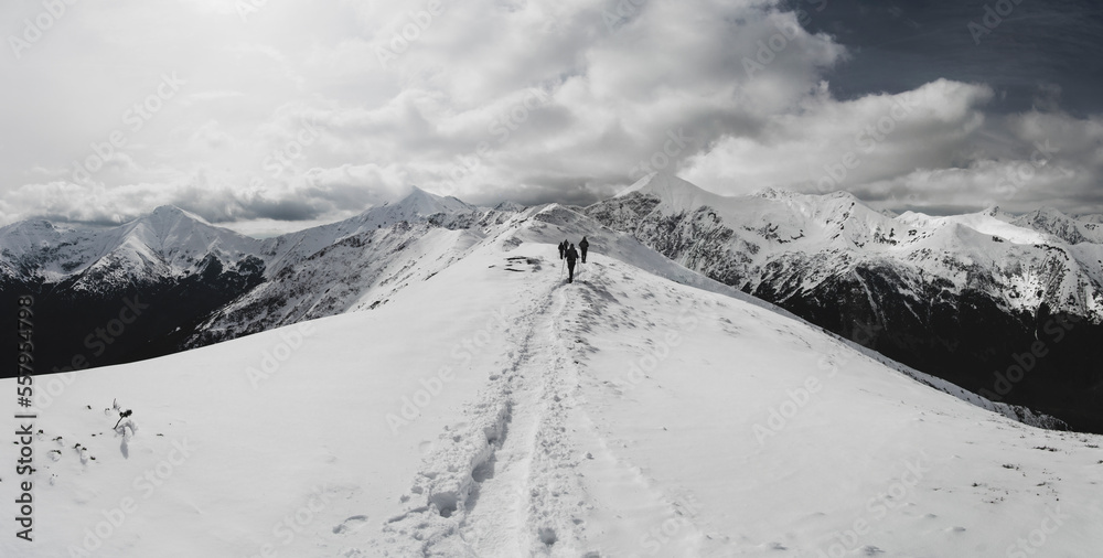Panorama na Tatry. Duża ilość śniegu z zagrożeniem lawinowym. - obrazy, fototapety, plakaty 