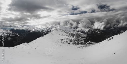 Panoram w Tatrach na Czerwony Szlak. Stok narciarski z Kasprowego Wierchu