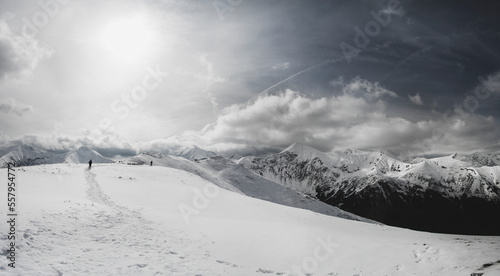 Panorama na Tatry. Duża ilość śniegu z zagrożeniem lawinowym.