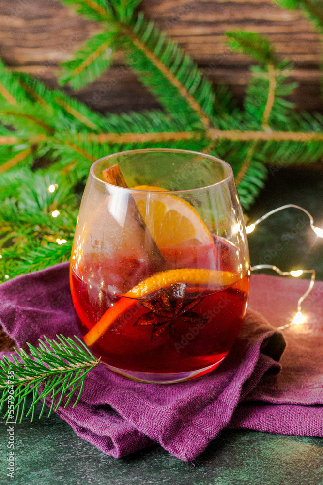 Verre de vin chaud aux épices et tranche d'orange Verre de vin chaud aux épices et tranche d'orange