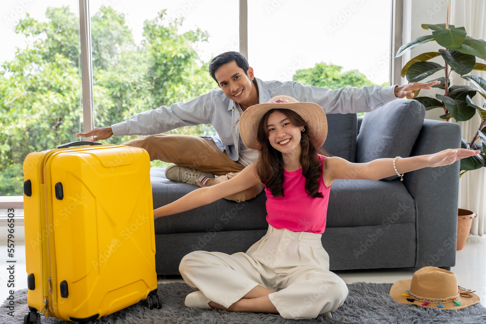 Obraz premium Asian couples are preparing to travel together both domestically and internationally. Have a good travel plan through the Internet. Both of them are happy and excited about going on a trip together.