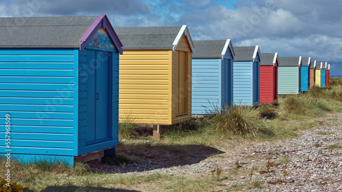 Fotografia, Obraz Findhorns multi coloured beach huts