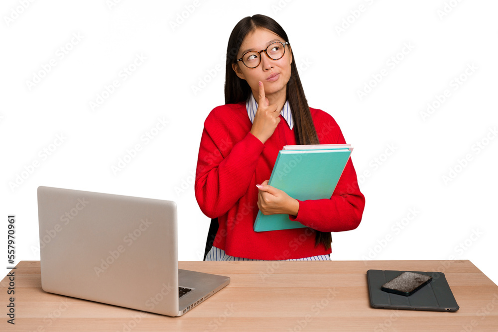 Obraz premium Young student asian woman in a workplace with a laptop isolated