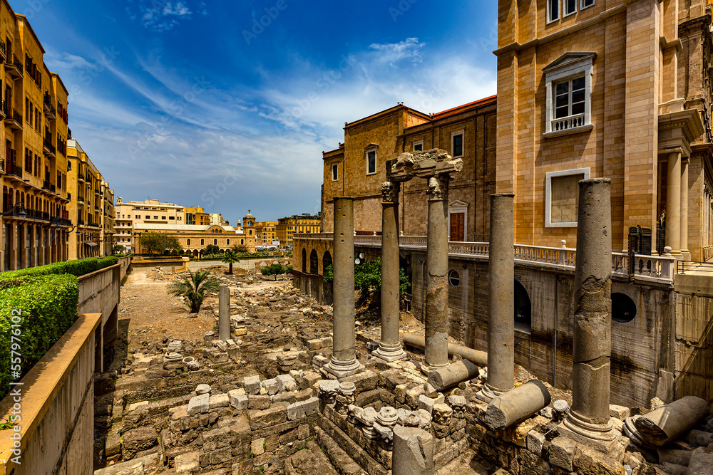 Obraz premium Lebanon. Beirut, capital of Lebanon. Granite columns standing at the intersection of two main streets of Roman Beirut near ancient Forum (in the background)