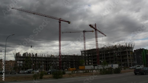 Timelapse de gruas construyendo edificio photo