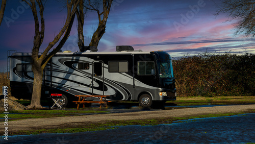 Quadro su tela Rv motorhome parked lakeside under cloudy beautiful sky