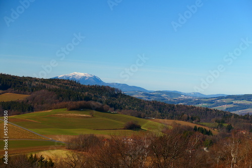 Blick über Felder auf den Schneeberg © cagala