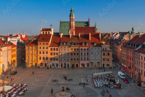 Fototapeta Warszawska starówka widok z okna na rynek. ul Krzywe Koło z kamienicami warszawskiej Starówki, restauracjami i straganami