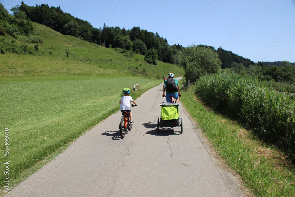 Obraz premium Familien-Radtour im idyllischen Allgäu