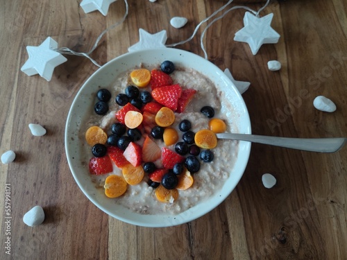 Beeren Porridge - gesundes Essen - Müsli - lecker angerichtet  photo