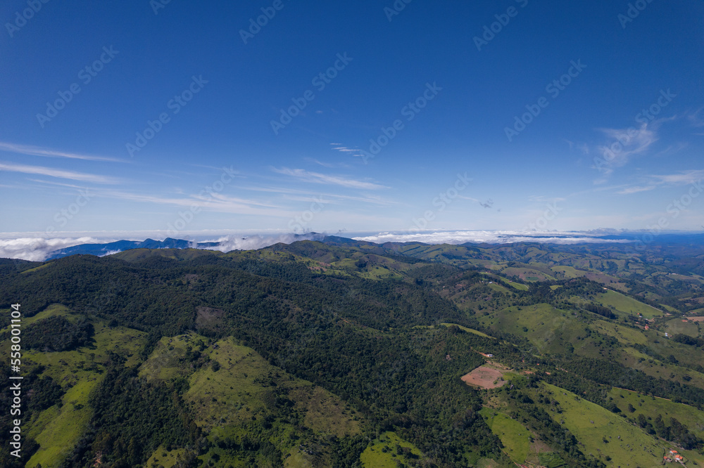 Mountains that form the border between the state of São Paulo and Rio de Janeiro. Mountains, trees and lots of vegetation. Mountains that form the border between the state of São Paulo and Rio de Janeiro. Mountains, trees and lots of vegetation.