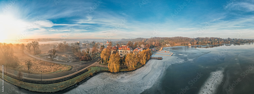 Zima nad stawem w Zebrzydowicach z pięknym parkiem pałacowym na Śląsku w Polsce, panorama z lotu ptaka