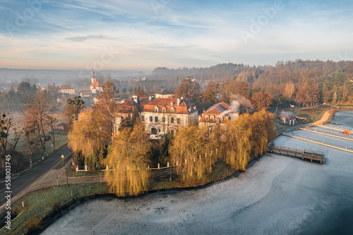 Obraz na płótnie Zima nad stawem w Zebrzydowicach z pięknym parkiem pałacowym na Śląsku w Polsce, panorama z lotu ptaka w salonie
