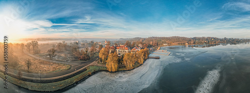 Obraz na płótnie Zima nad stawem w Zebrzydowicach z pięknym parkiem pałacowym na Śląsku w Polsce, panorama z lotu ptaka w salonie