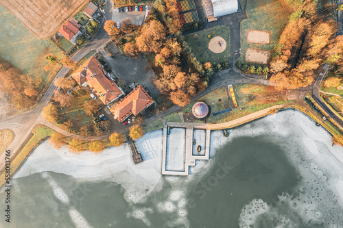 Obraz na płótnie Zima nad stawem w Zebrzydowicach z pięknym parkiem pałacowym na Śląsku w Polsce, panorama z lotu ptaka w salonie