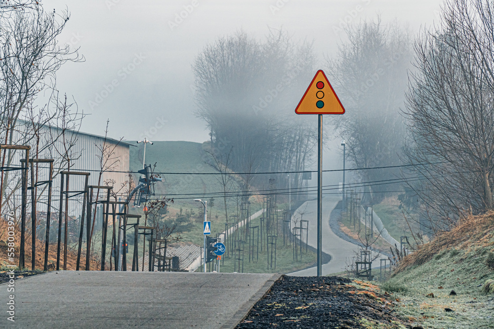 Nowoczesny szlak rowerowy, Żelazny Szlak Rowerowy na Śląsku w Polsce wczesnym rankiem zimą - obrazy, fototapety, plakaty 