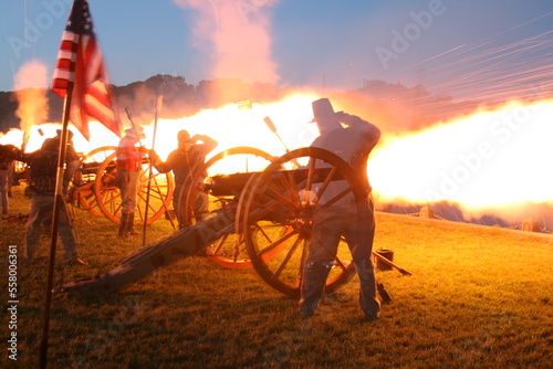 Fotografiet civil war reenactment canon being fired