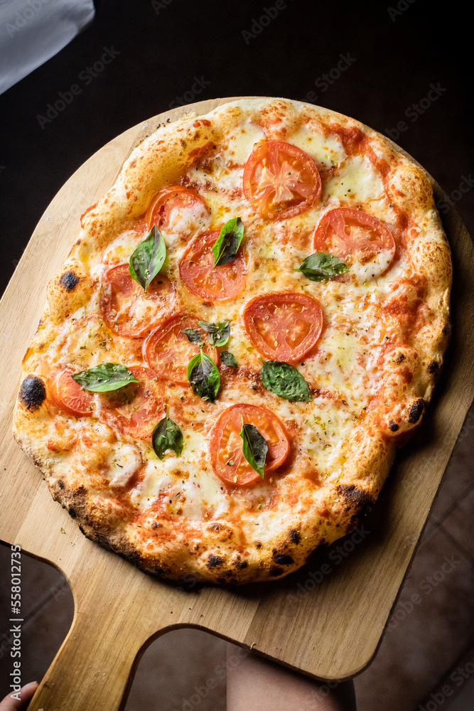 Pizza Napoletana deliciosa tomate, albahaca, queso muzarella