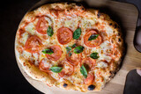 Pizza Napoletana deliciosa tomate, albahaca, queso muzarella