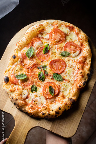 Pizza Napoletana deliciosa tomate, albahaca, queso muzarella