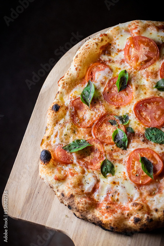 Pizza Napoletana deliciosa tomate, albahaca, queso muzarella