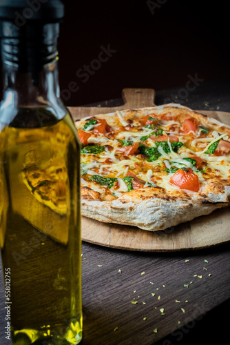 Napolitana Margherita, queso sardo, tomate, salsa pesto