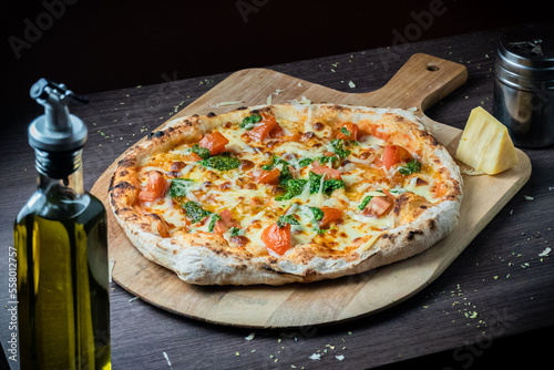 Napolitana Margherita, queso sardo, tomate, salsa pesto