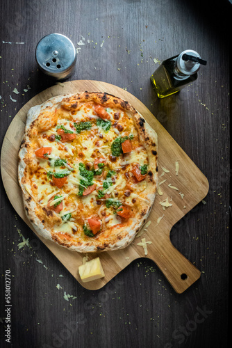 Napolitana Margherita, queso sardo, tomate, salsa pesto