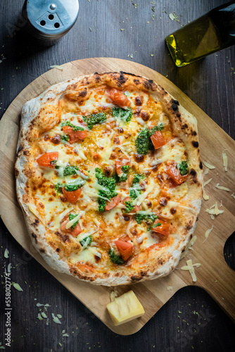 Napolitana Margherita, queso sardo, tomate, salsa pesto