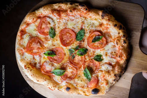 Pizza Napoletana deliciosa tomate, albahaca, queso muzarella