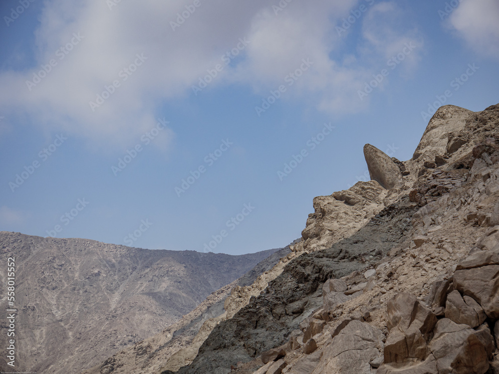 rostro de guardián descansando en la montaña con fondo de cielo azul, petroglifos de huancor, Peru, Sudamérica 