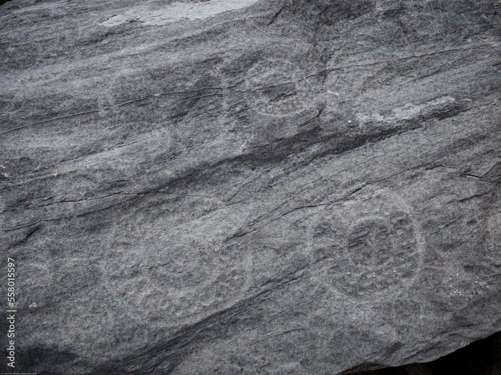 Naklejka premium Petroglifos de huancor, figuras geométricas tallada en roca, esferas, circulos, cultura antigua, Perú, Sudamérica