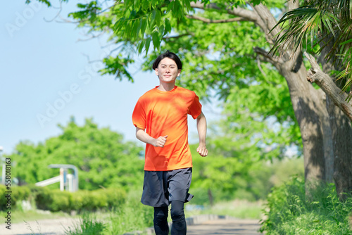 公園でランニングする男性