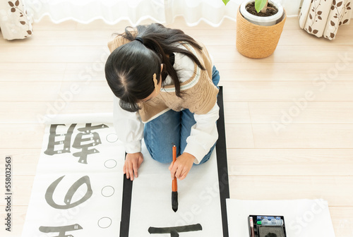 書き初めを書く日本人の小学生の女の子 photo