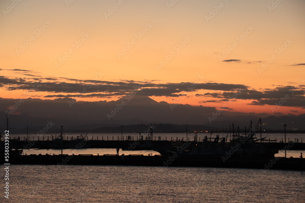 江ノ島大橋から見るオレンジ色の夕陽と富士山のシルエット