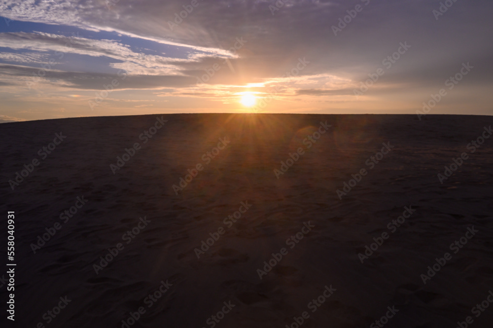 砂漠に沈む夕日