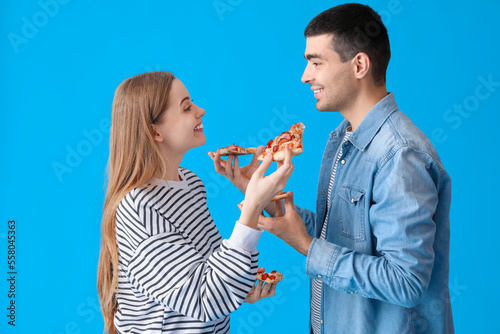 Happy young couple eating f...